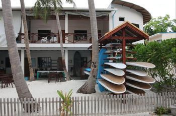 Cokes Surf Camp Hotel Thulusdhoo Ngoại thất bức ảnh